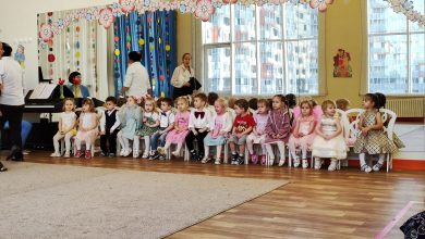 Дети в детском саду на утреннике