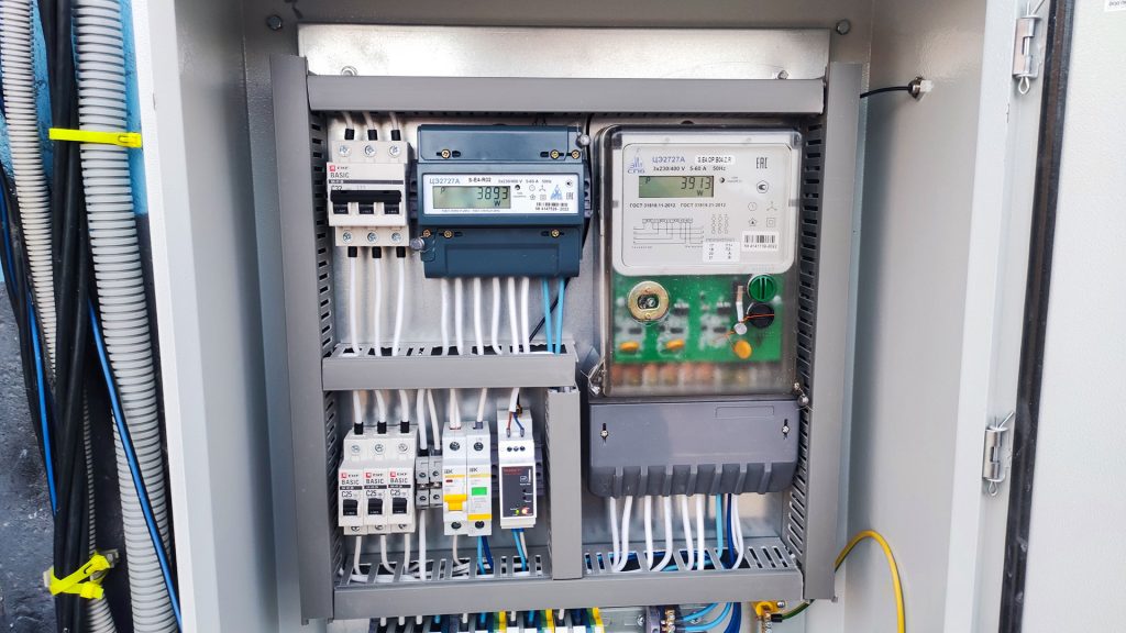 Электрощит и счётчики в частном доме как часть инженерных коммуникаций