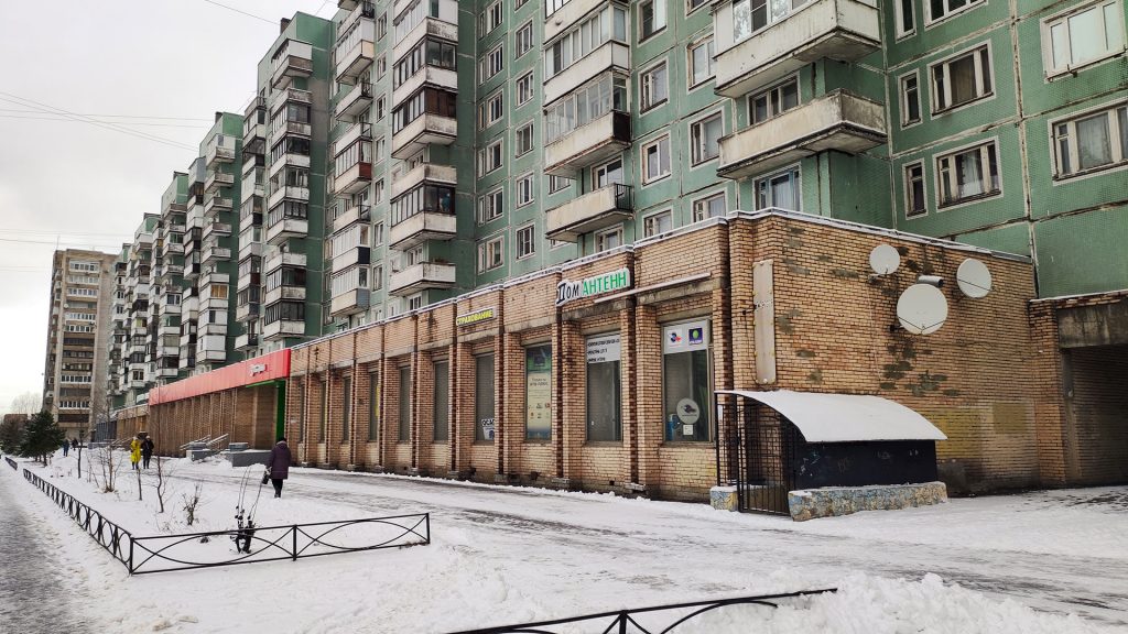 Жилой дом с магазинами — места для постоянной регистрации по месту жительства