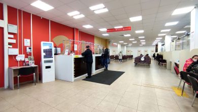 Посетители подают документы на регистрацию в многофункциональном центре