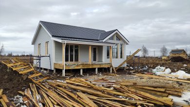 Недостроенный частный дом на участке с неубранным строительным мусором