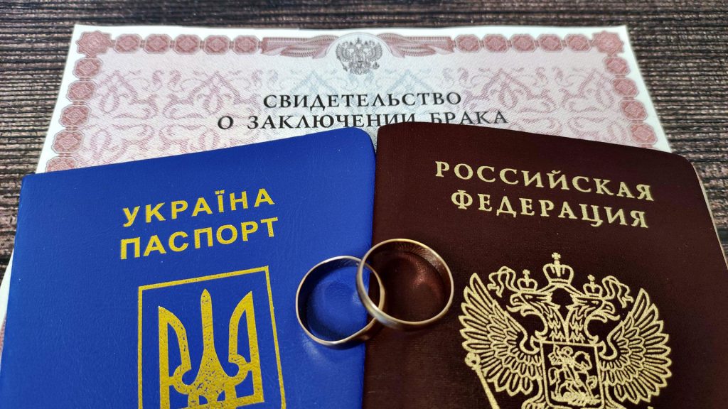 Порядок получения гражданства РФ по браку