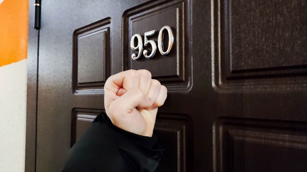 Человек стучит в дверь квартиры — права и обязанности зарегистрированных жильцов