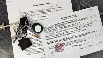 Договор аренды и свидетельство формы № 3 на фоне ключей от квартиры