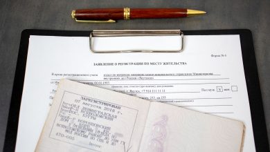 Заявление о регистрации по месту жительства и российский паспорт.